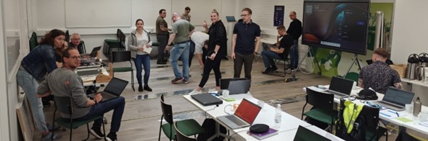 Multiclient-koultuksen jäseniä tekemässä catapulttiharjoitusta.